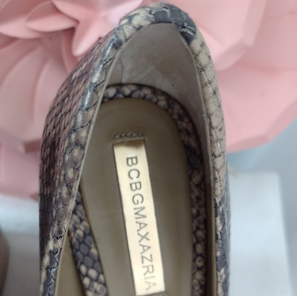 BCBGMAXAZRIA Dahlia Leather Heels. Size 7.5B - Picture 6 of 8